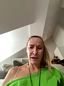 Snapshot of blondi2077 chatting on 11-10-25, 08:08 blondi2077 online show from 11-10-25, 08:08