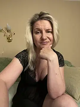 Snapshot of AliceSwan4011 chatting on 05-20-26, 02:36 AliceSwan4011 online show from 05-20-26, 02:36