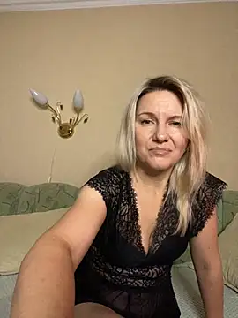 Snapshot of AliceSwan4011 chatting on 10-17-25, 03:54 AliceSwan4011 online show from 10-17-25, 03:54