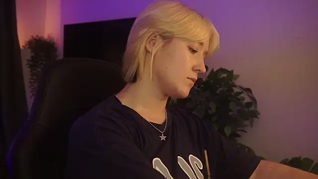 Snapshot of CinBellamy chatting on 10-08-25, 05:53 CinBellamy online show from 10-08-25, 05:53