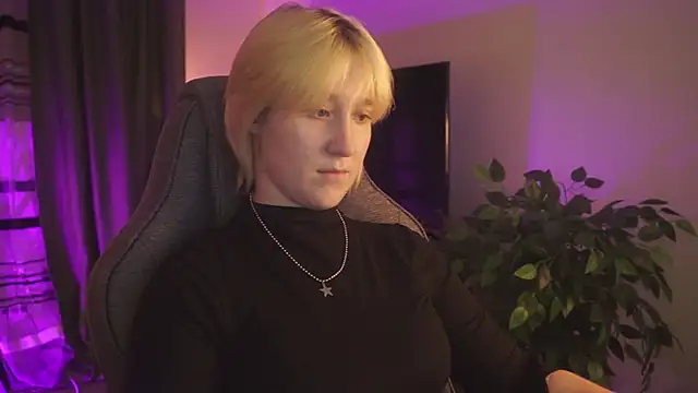Snapshot of CinBellamy chatting on 10-26-25, 02:45 CinBellamy online show from 10-26-25, 02:45