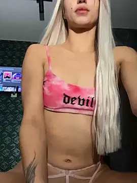 Snapshot of FavoriteKira chatting on 10-21-25, 03:11 FavoriteKira online show from 10-21-25, 03:11