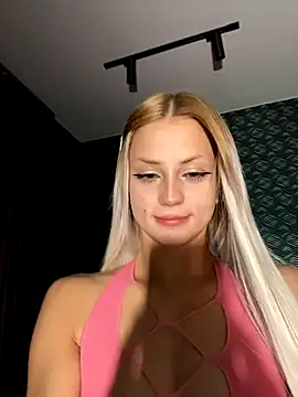 Snapshot of FavoriteKira chatting on 10-19-25, 03:37 FavoriteKira online show from 10-19-25, 03:37