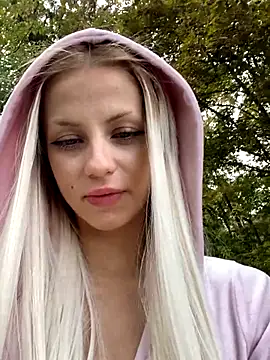 Snapshot of FavoriteKira chatting on 09-24-25, 12:44 FavoriteKira online show from 09-24-25, 12:44