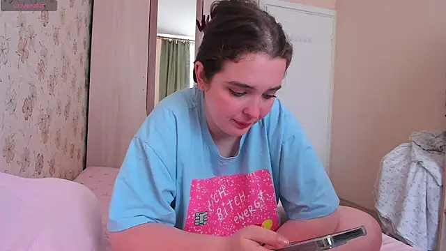 Snapshot of Alice_next_door chatting on 06-30-26, 12:27 Alice next door online show from 06-30-26, 12:27