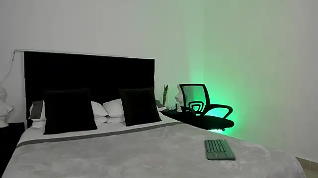 AlexanderHall online show from 10-31-25, 12:18