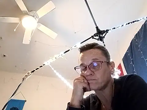 Snapshot of PremiumKitty chatting on 10-26-25, 09:15 PremiumKitty online show from 10-26-25, 09:15