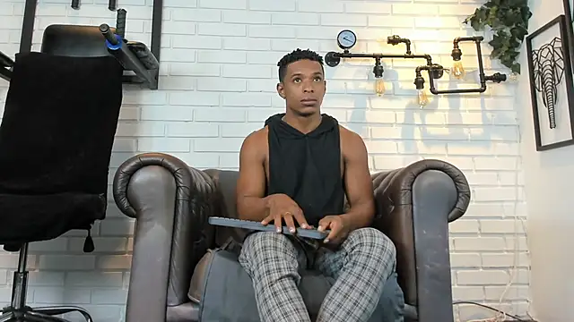 Snapshot of ItaloMoore chatting on 09-15-25, 11:32 ItaloMoore online show from 09-15-25, 11:32