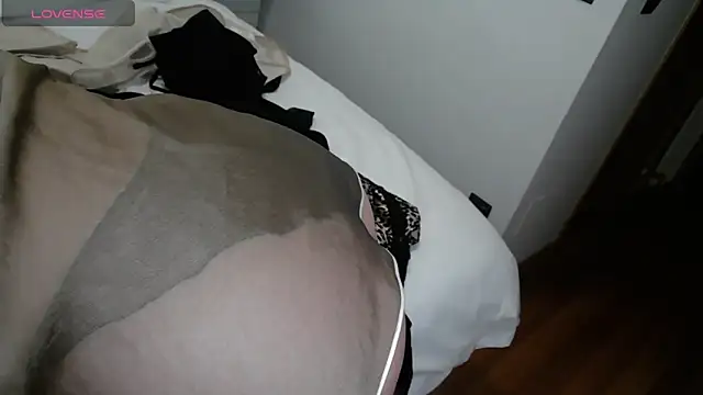 Snapshot of paulaSTendhal chatting on 02-05-26, 02:18 paulaSTendhal online show from 02-05-26, 02:18