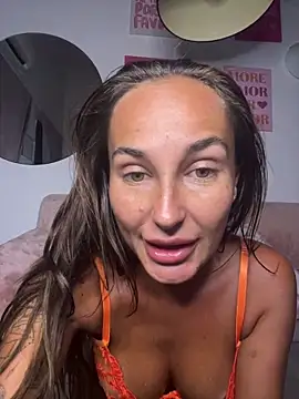 Snapshot of Rosieredxox chatting on 06-29-26, 10:20 Rosieredxox online show from 06-29-26, 10:20