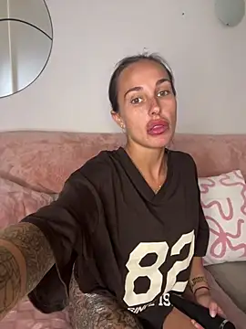 Rosieredxox online show from 05-08-26, 12:20