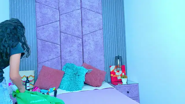 MiaCours online show from 11-09-25, 01:04