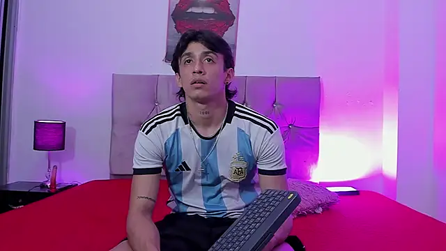 Snapshot of AndretiiAndCamila chatting on 10-07-25, 06:42 AndretiiAndCamila online show from 10-07-25, 06:42