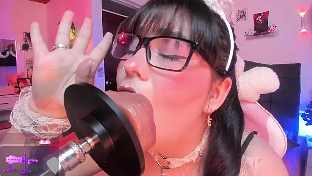 Snapshot of Fia__ chatting on 11-19-25, 12:54 Fia online show from 11-19-25, 12:54