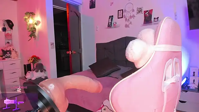 Snapshot of Fia__ chatting on 02-19-26, 01:13 Fia online show from 02-19-26, 01:13