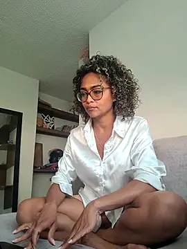 Snapshot of BiiancaEstradaa chatting on 10-17-25, 09:27 BiiancaEstradaa online show from 10-17-25, 09:27