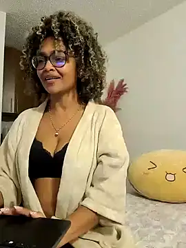 Snapshot of BiiancaEstradaa chatting on 10-23-25, 04:11 BiiancaEstradaa online show from 10-23-25, 04:11