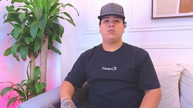 Snapshot of Naim_Bennetsex chatting on 02-21-26, 02:57 Naim Bennetsex online show from 02-21-26, 02:57