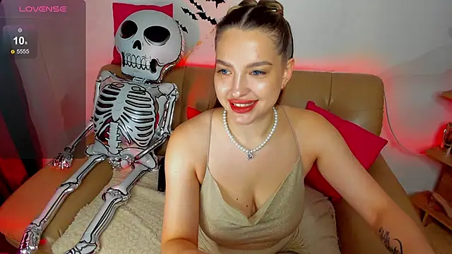 Emma  Ross online show from 10-27-25, 02:45