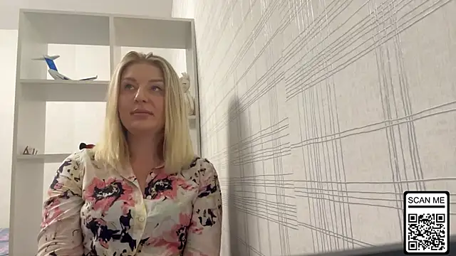 Blondie xoxoxo online show from 10-20-25, 05:35