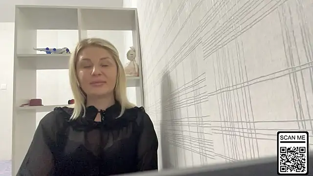 Blondie xoxoxo online show from 10-24-25, 05:45