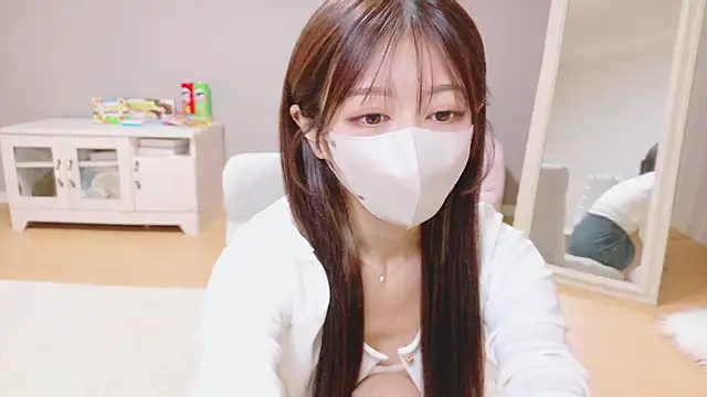 Yuna-ch online show from 10-29-25, 01:43