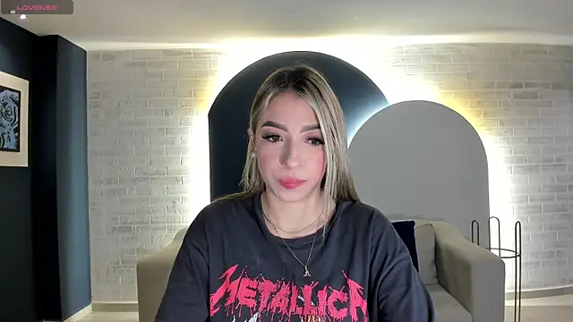 LizzCooper online show from 10-31-25, 04:09