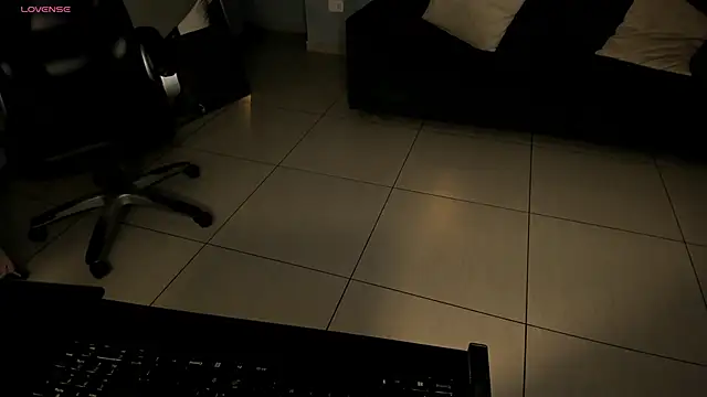 LizzCooper online show from 12-18-25, 04:06