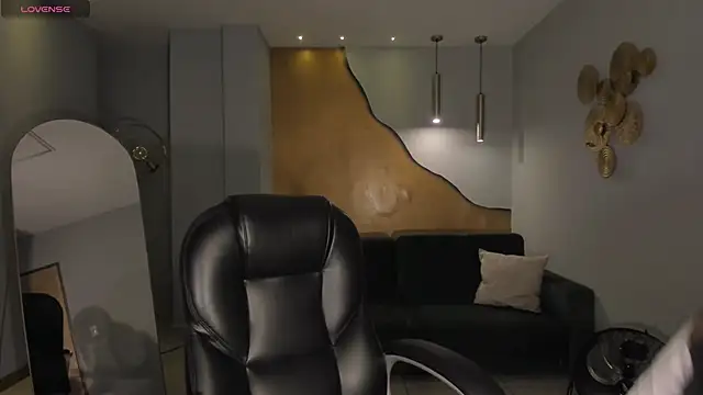 LizzCooper online show from 11-05-25, 04:15