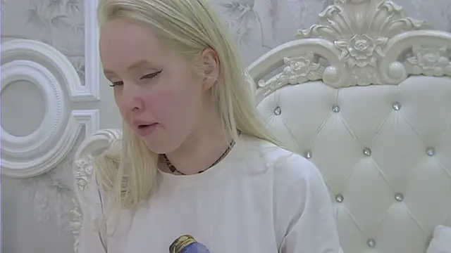 EllieFrosty  online show from 05-08-26, 06:56