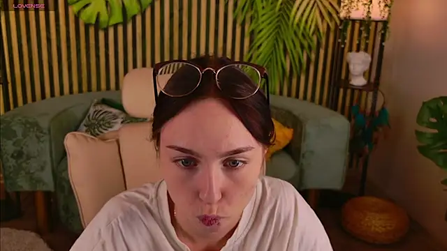 Snapshot of MonikaCarter chatting on 09-21-25, 10:20 MonikaCarter online show from 09-21-25, 10:20