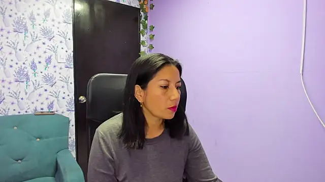 Snapshot of Megan_Collinss_ chatting on 10-10-25, 03:13 Megan Collinss online show from 10-10-25, 03:13