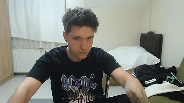 Snapshot of 2handsomemann chatting on 05-25-26, 07:45 2handsomemann online show from 05-25-26, 07:45