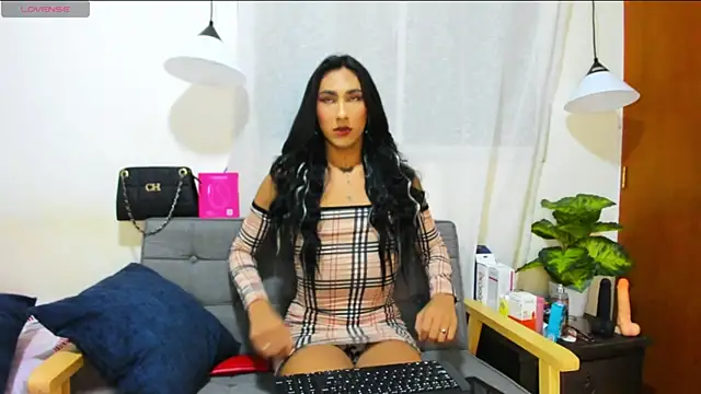 Snapshot of zou_quira chatting on 10-11-25, 12:44 zou quira online show from 10-11-25, 12:44