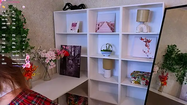 TraciMyntti online show from 11-28-25, 01:39