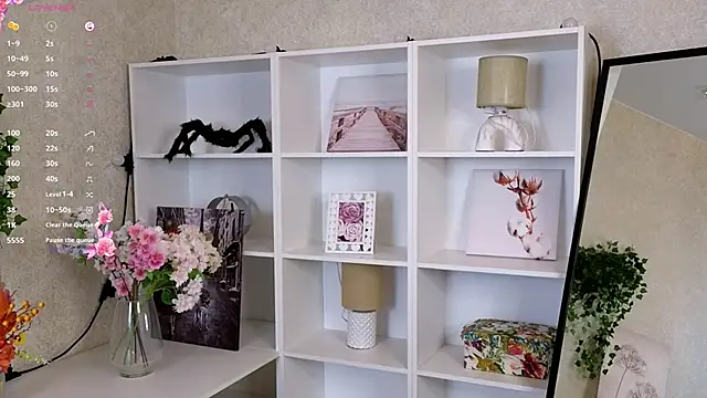 TraciMyntti online show from 11-13-25, 01:31