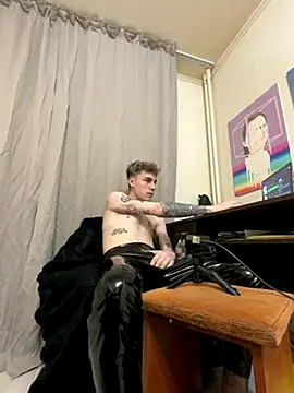 Snapshot of davesinner chatting on 11-05-25, 08:01 davesinner online show from 11-05-25, 08:01