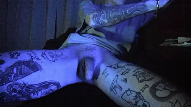 Snapshot of davesinner chatting on 11-14-25, 02:15 davesinner online show from 11-14-25, 02:15