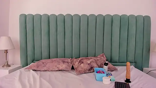 EmilyHanks  online show from 11-24-25, 11:16