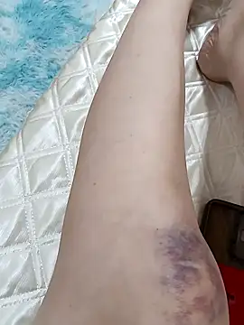 Snapshot of lingling5200 chatting on 10-24-25, 01:43 lingling5200 online show from 10-24-25, 01:43