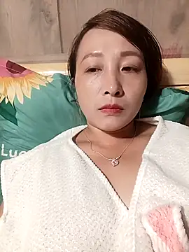 Missa kute20 online show from 10-18-25, 01:40