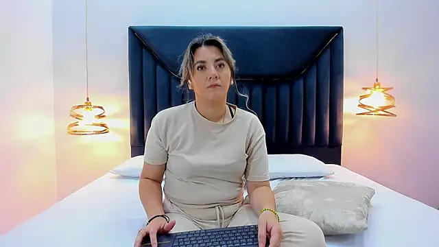 Snapshot of AuraEvens chatting on 09-24-25, 12:00 AuraEvens online show from 09-24-25, 12:00