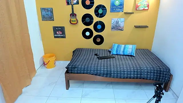 skinnyverus18 online show from 03-12-26, 06:56