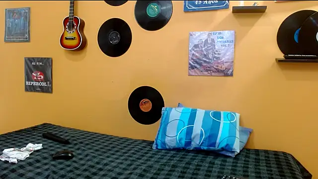 skinnyverus18 online show from 12-18-25, 07:07