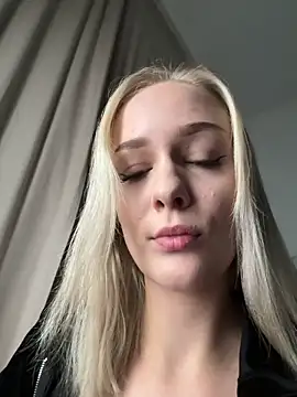 Snapshot of DaryaDoll chatting on 11-04-25, 08:12 DaryaDoll online show from 11-04-25, 08:12