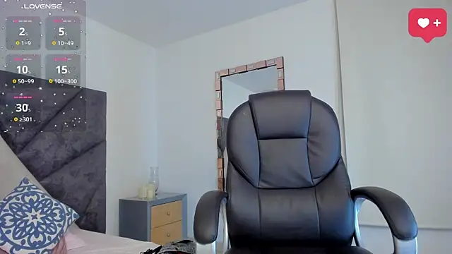 SaraWagner  online show from 10-11-25, 12:11