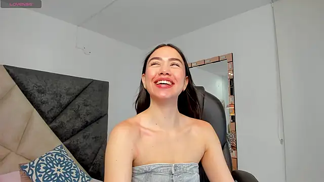 SaraWagner  online show from 10-10-25, 12:11