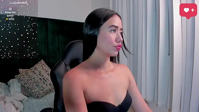 SaraWagner  online show from 04-07-26, 12:12