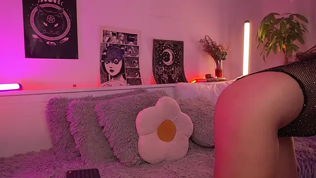 sophieee art online show from 02-26-26, 04:34