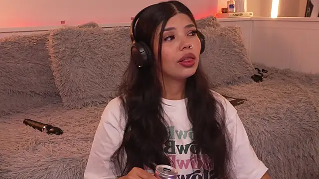 sophieee art online show from 01-12-26, 04:41